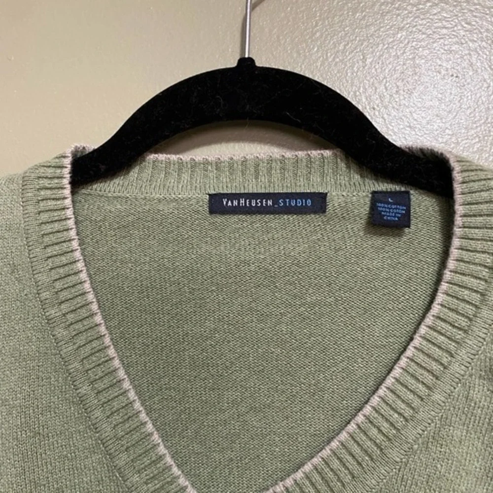 Men’s Van Heusen V‎ Neck Sweater, Size L